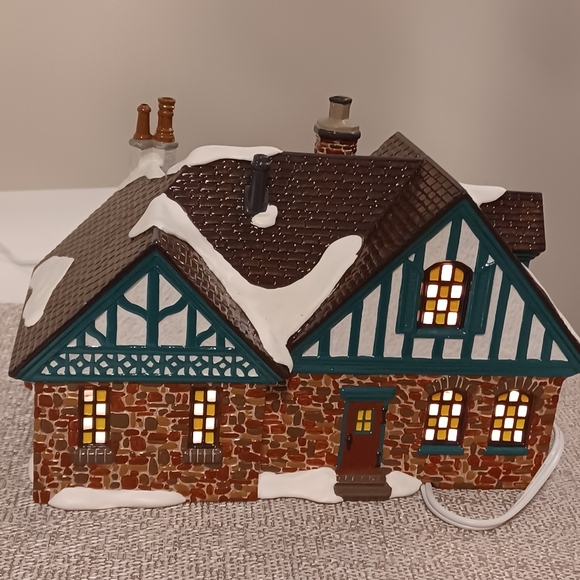 Dept 56 Tudor House American Architecture Series The Original Snow Village 55062 - Picture 8 of 13